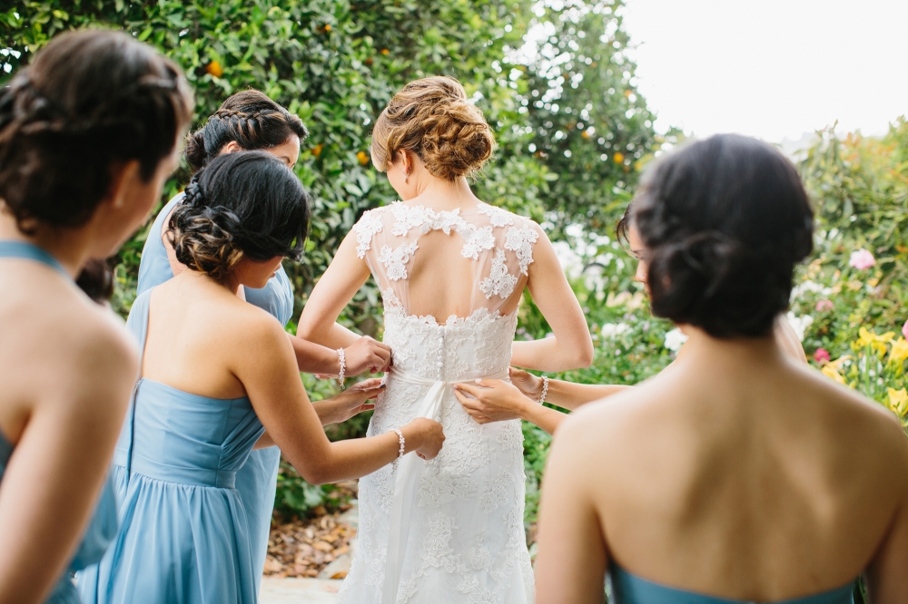 Look at all of those bridesmaids helping out!