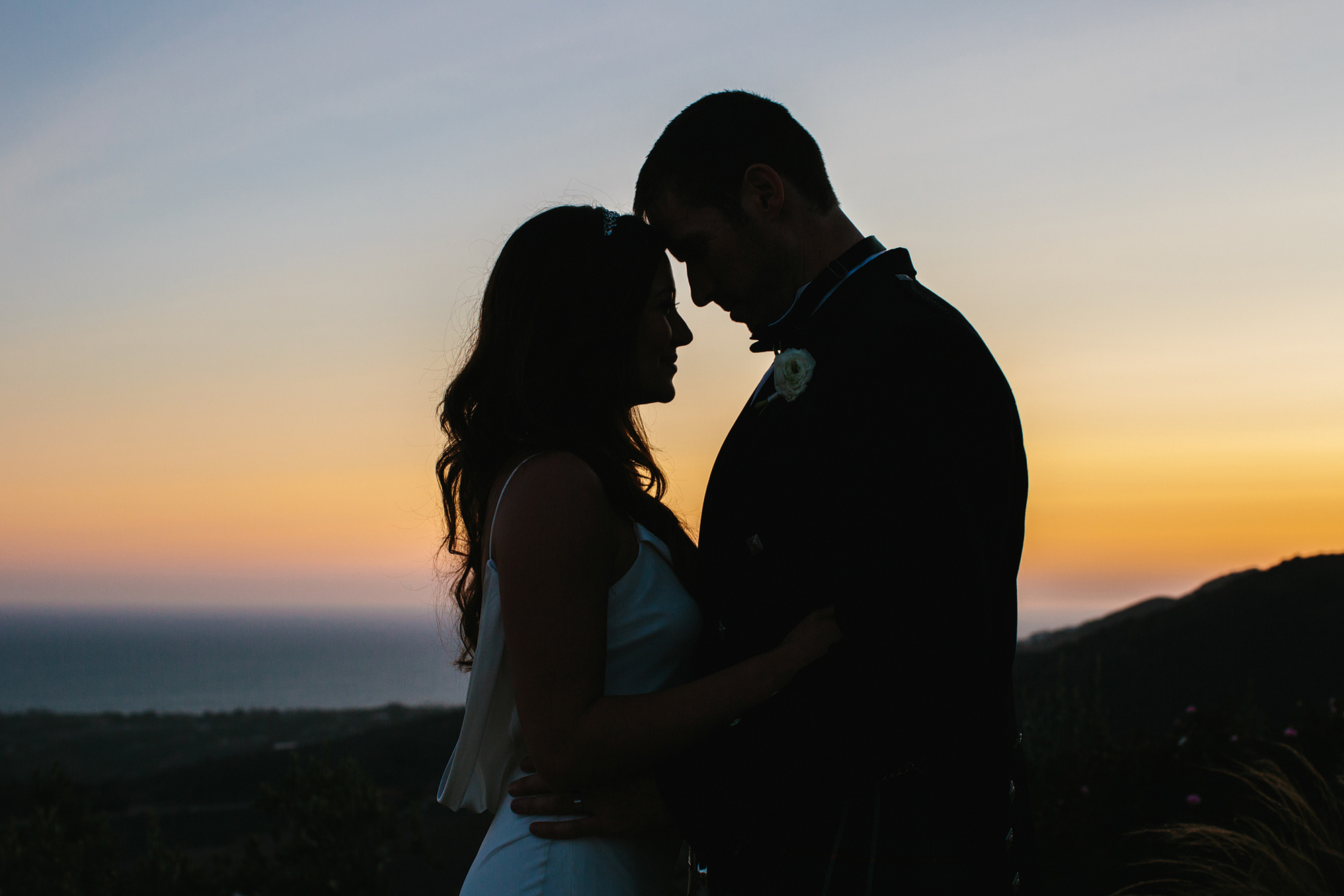 A beautiful silhouette of the couple. 