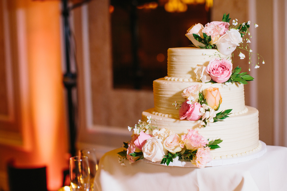 The beautiful wedding cake. 