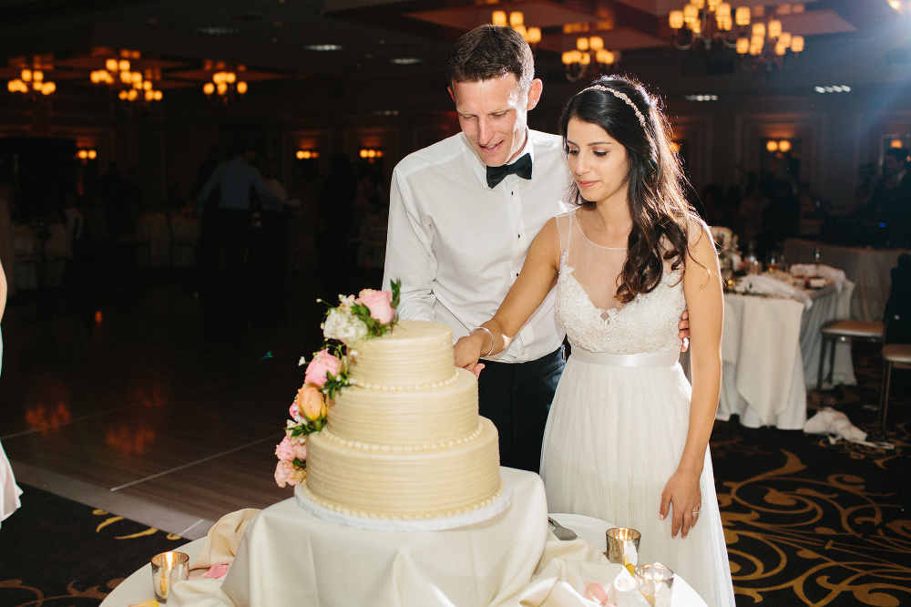 Cristina and Andrew cutting the cake. 