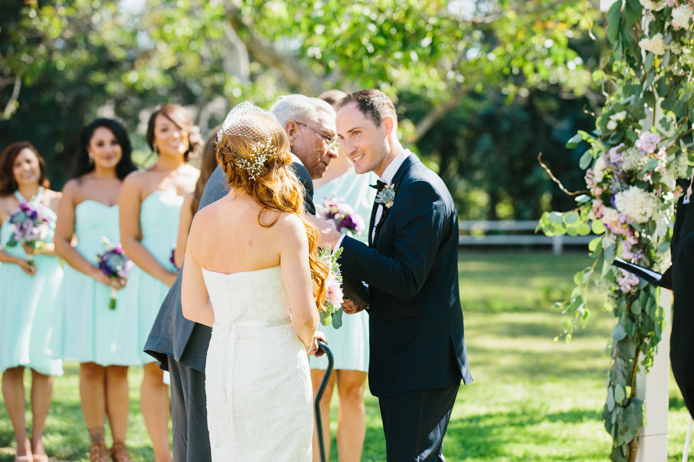 A sweet photo of the presentation of the bride. 