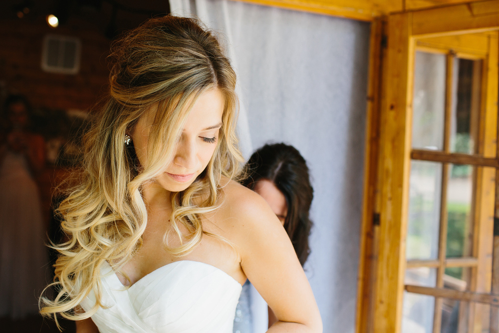 A beautiful photo of the bride getting ready. 