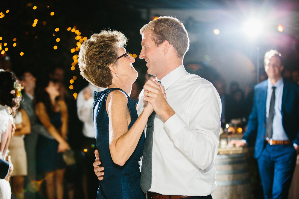 The groom also had a special dance with his mom. 