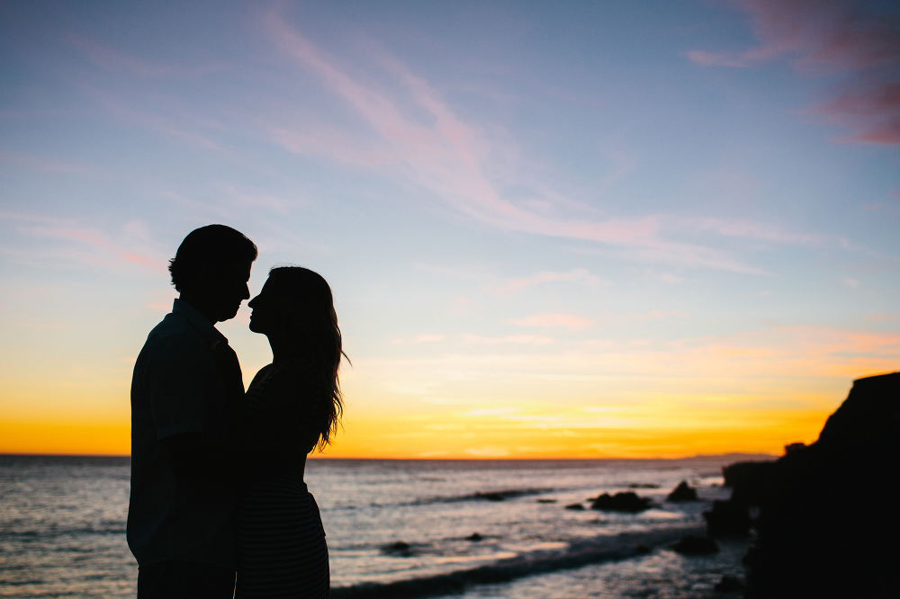 A beautiful silhouette photo of the couple. 