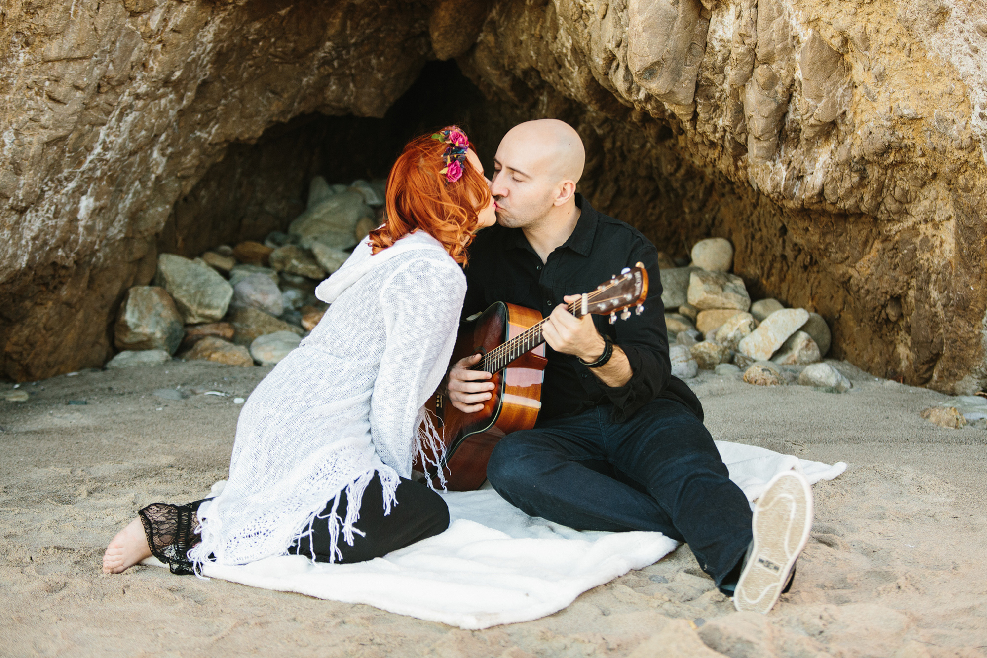 The couple kissing on the beach. 