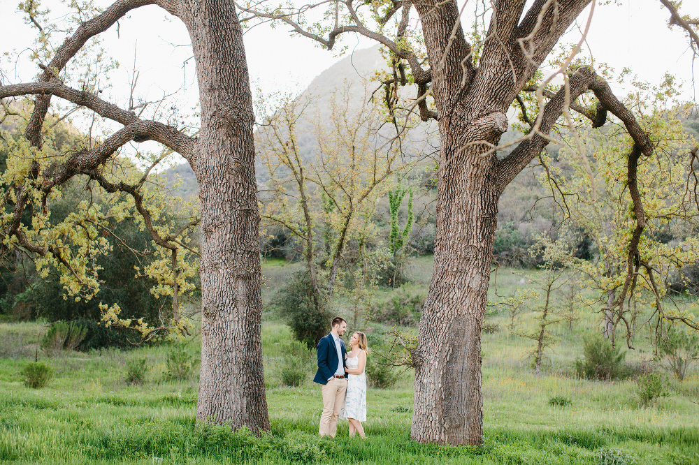 The couple between two trees. 